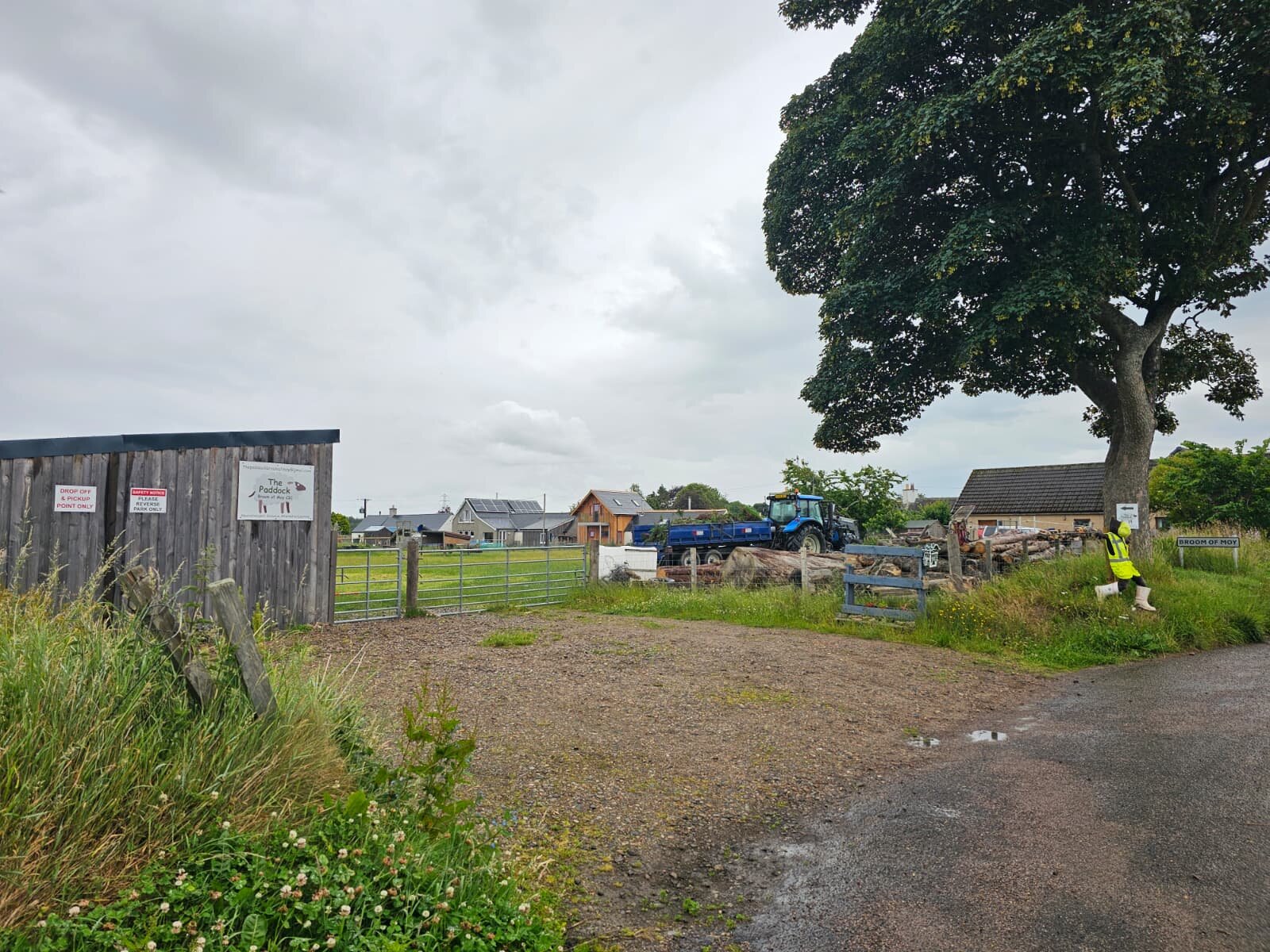 The entrance gate and pick-up/drop-off point